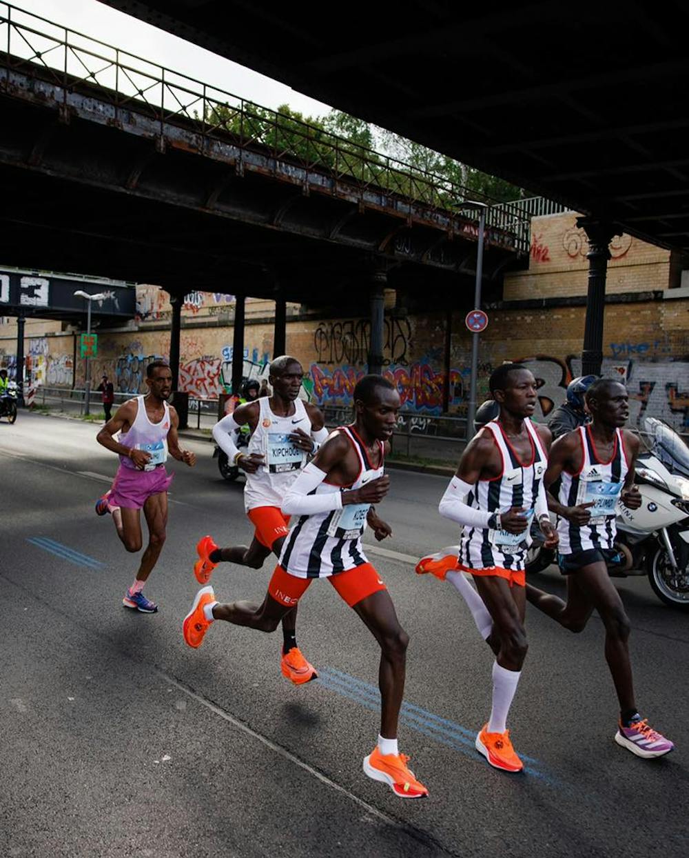 H ανάλυση του παγκόσμιου ρεκόρ: Στο φως όλα τα δεδομένα της τακτικής που οδήγησε από την «καταστροφή» στον θρίαμβο runbeat.gr